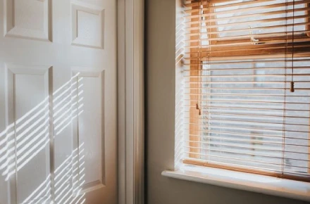 Venetian indoor blinds